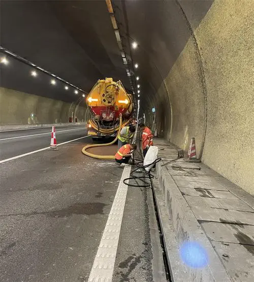 皮山隧道排水渠清淤